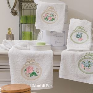 Kit ricamabili, filati e schema per set asciugamani inserto ovale 'Fiorellini'