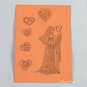 Cartone disegnato e forato per quadro sposi