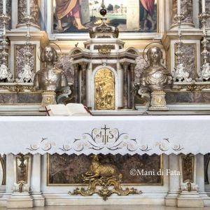 Lino bianco disegnato per tovaglia altare ad intaglio 'Croce'