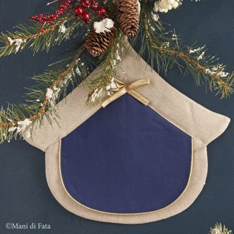 Fuoriporta natalizio a forma di casetta ricamo punto croce