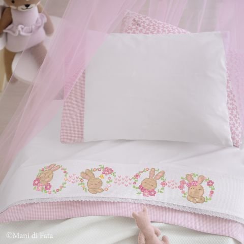 Schema punto croce per lenzuolino culla rosa 'Conigliette tra ghirlande'