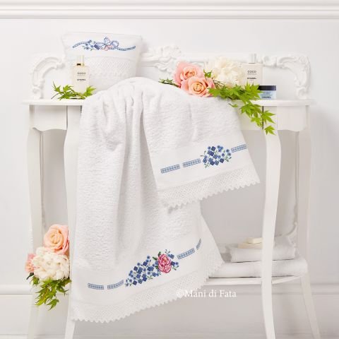 Schema punto croce parure asciugamani bianca 'Rosa e fiori blu'