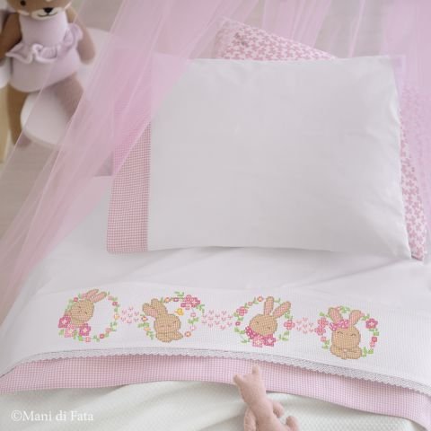Schema punto croce per lenzuolino culla rosa 'Conigliette tra ghirlande'